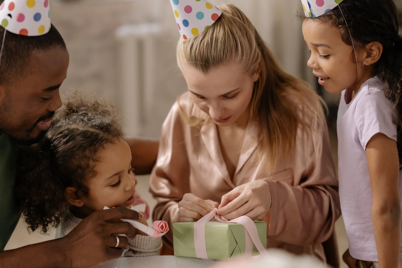 Une maman ouvre le cadeau offert par ses 2 filles