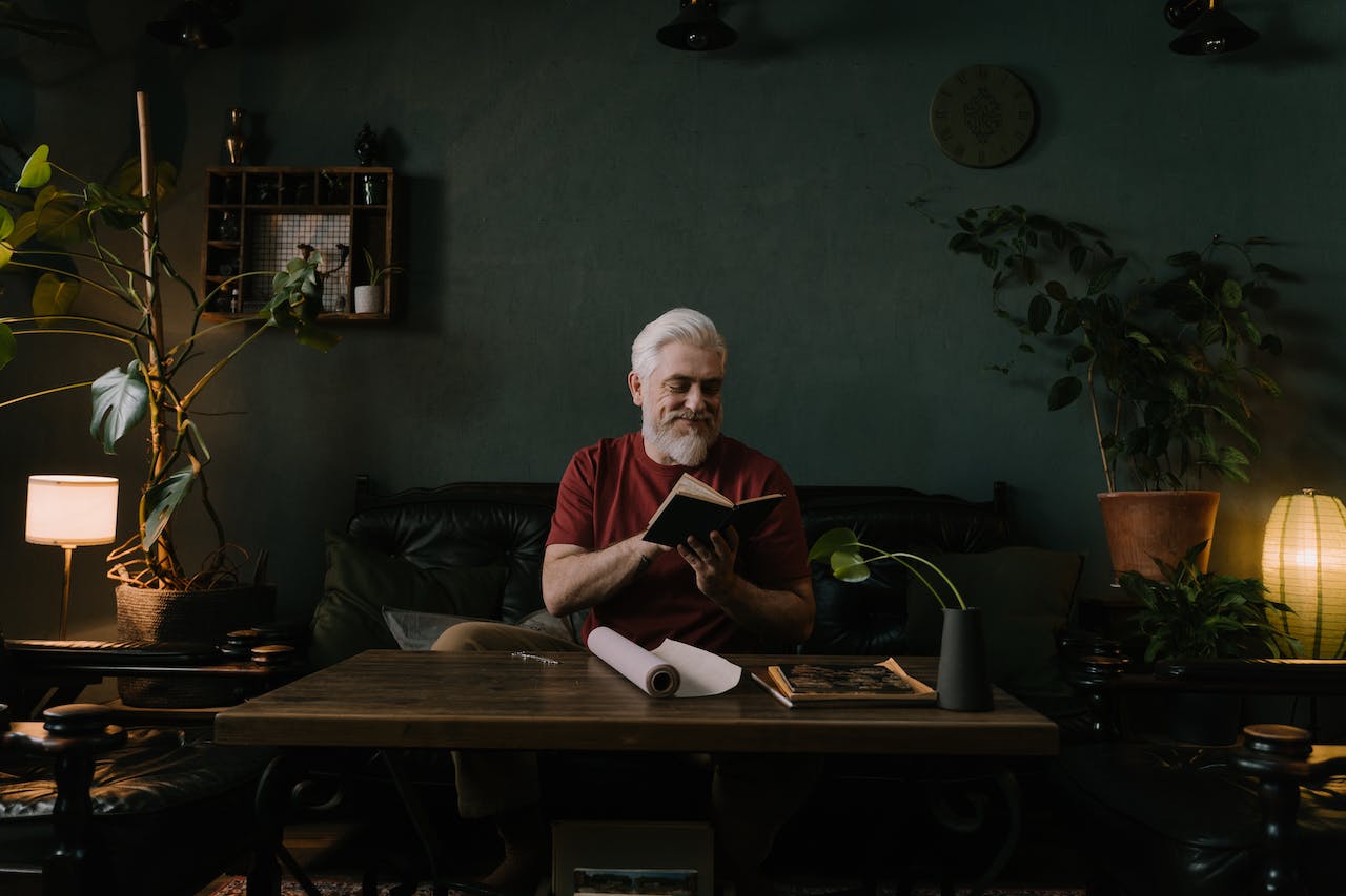 Un homme ouvre ses cadeaux de Noël