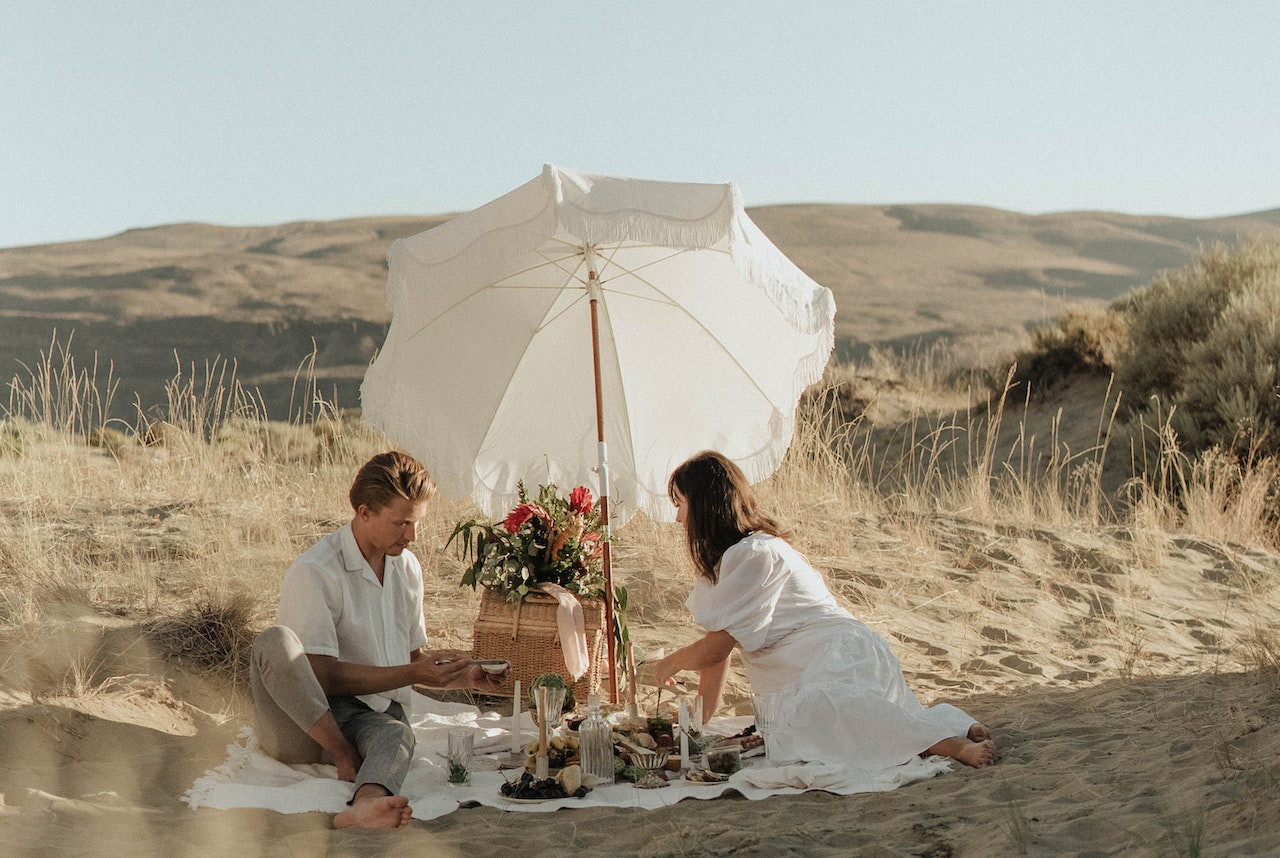 Dîner romantique dans le sable