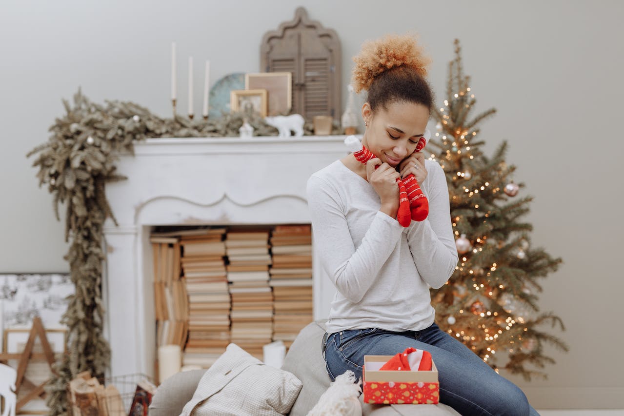 Une femme apprécie le cadeau de Noël qu'elle vient de recevoir